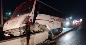 Un transporte de personal choca contra un muro en Nuevo León, generando siete lesiones. Conoce los detalles del incidente.