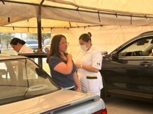 En Guadalupe, cientos de familias llegan a vacunarse, con la expectativa de aplicar cinco mil dosis durante el evento.