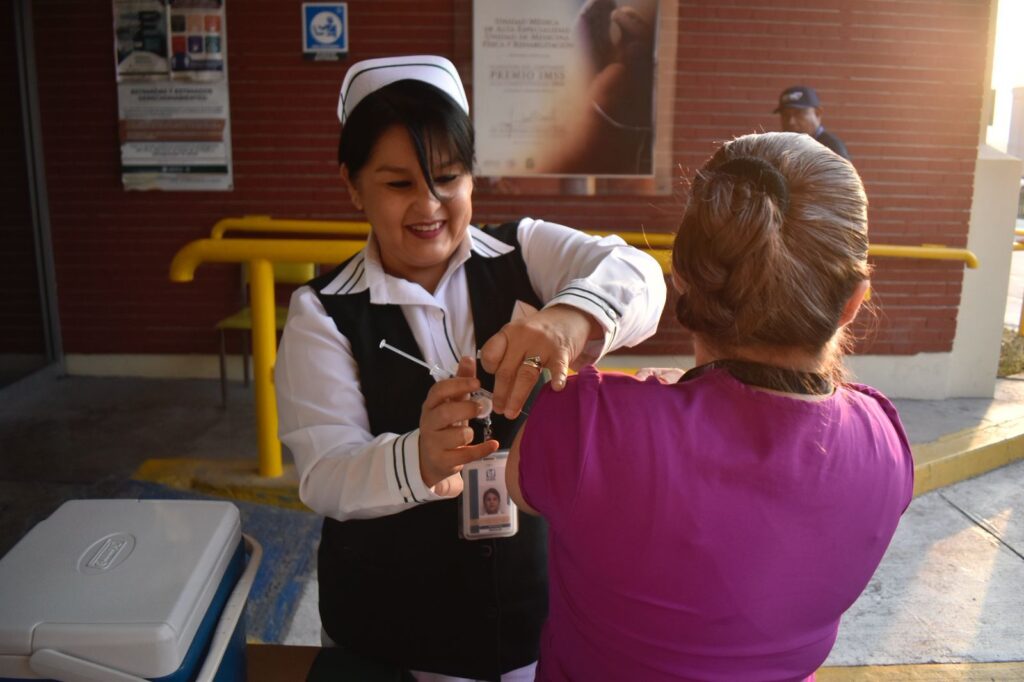 Se han aplicado 74 mil vacunas contra el sarampión en Nuevo León, destacando la labor del IMSS en salud pública.
