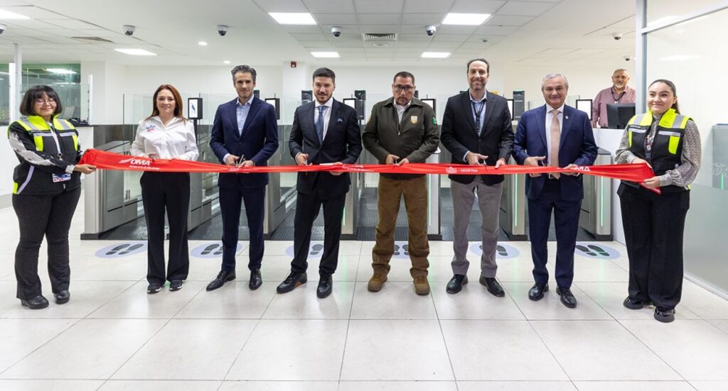 Samuel lanza nuevas tecnologías de autoservicio en Monterrey, mejorando la experiencia aeroportuaria rumbo al Mundial.