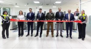 Samuel lanza nuevas tecnologías de autoservicio en Monterrey, mejorando la experiencia aeroportuaria rumbo al Mundial.