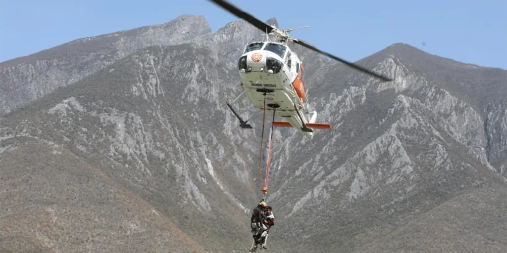 Protección Civil de Nuevo León protagoniza un emocionante rescate helicópttero en el Cerro de la Silla, salvando a un joven.