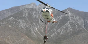 Protección Civil de Nuevo León protagoniza un emocionante rescate helicópttero en el Cerro de la Silla, salvando a un joven.