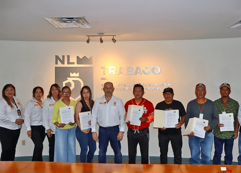 El Gobierno de Nuevo León impulsó el autoempleo al entregar actas de propiedad a beneficiarios de proyectos productivos.