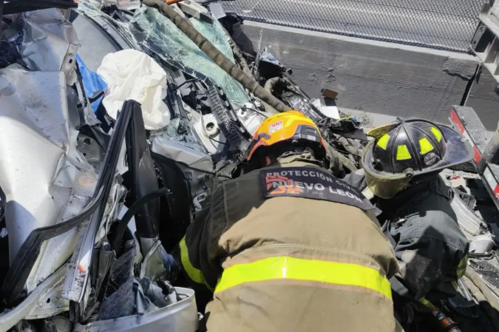 Un choque entre un tráiler y un vehículo en la carretera a Laredo provoca lesiones a dos personas en Ciénega de Flores.