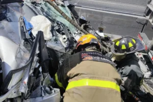 Un choque entre un tráiler y un vehículo en la carretera a Laredo provoca lesiones a dos personas en Ciénega de Flores.