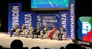 El gobernador Samuel García celebra inversión privada en electromovilidad, parte de un plan nacional estratégico.