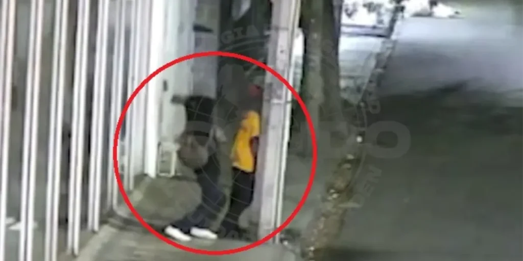 La policía de Monterrey arresta a un hombre tras agredir a un peatón, un hecho que ha conmocionado a la comunidad.