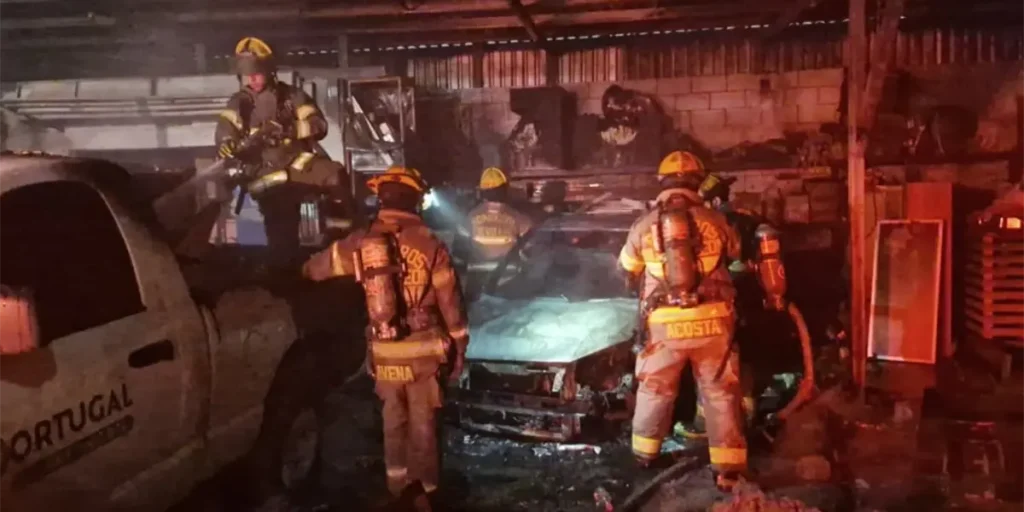Un incendio en Monterrey dejó vehículos dañados, sin heridos. Las causas del siniestro aún se investigan en el lugar.