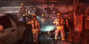 Un incendio en Monterrey dejó vehículos dañados, sin heridos. Las causas del siniestro aún se investigan en el lugar.
