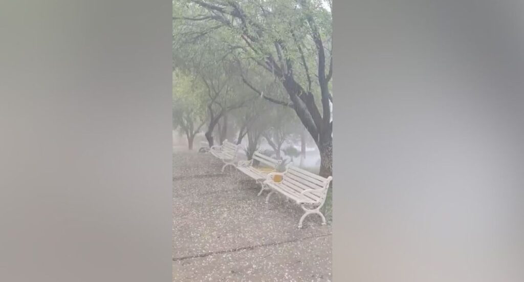 Las intensas lluvias y granizo en Monterrey alteran la tranquilidad, especialmente en el área del Campus Mederos de la UANL.