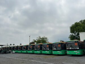 La reciente entrega de 62 camiones optimiza las rutas urbanas en Guadalupe, beneficiando a miles de usuarios.