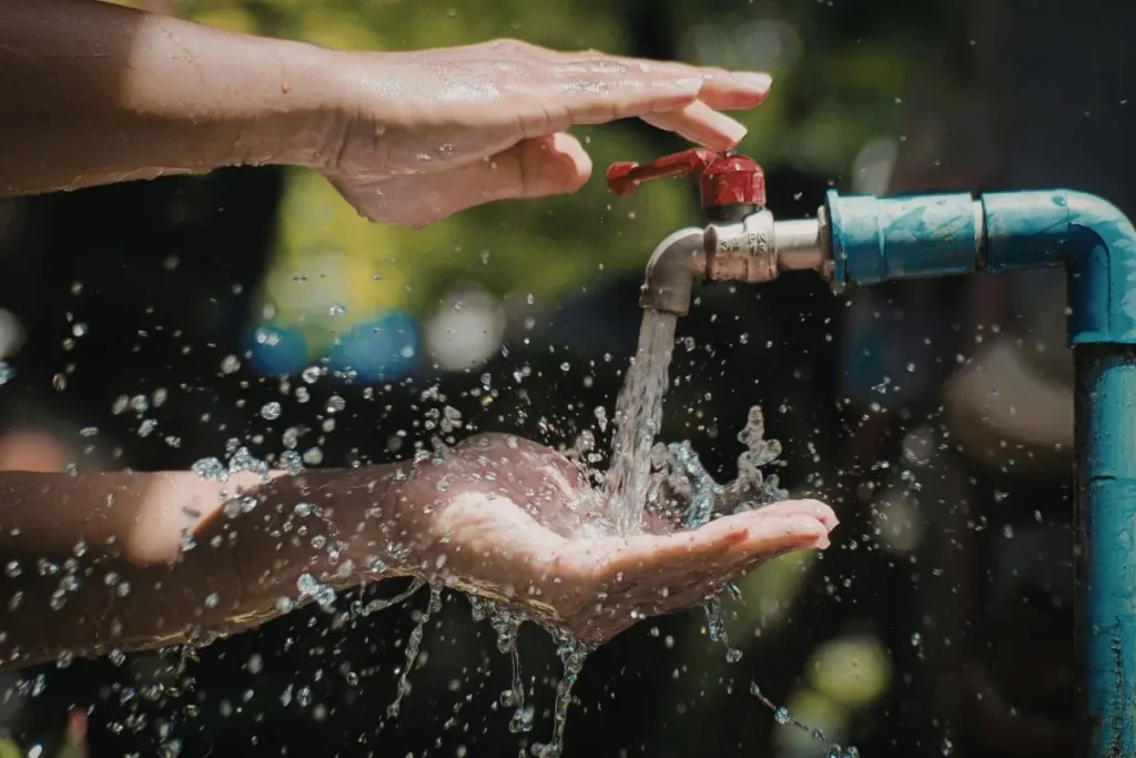Agua y Drenaje de Monterrey aclara que no habrá cortes de agua en García y Santa Catarina, desmintiendo rumores en redes.