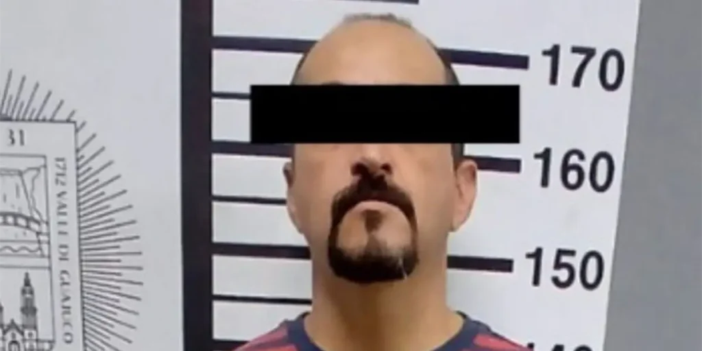 La Policía de Santiago captura a un hombre tras amenazar a un joven con un machete en un incidente alarmante.