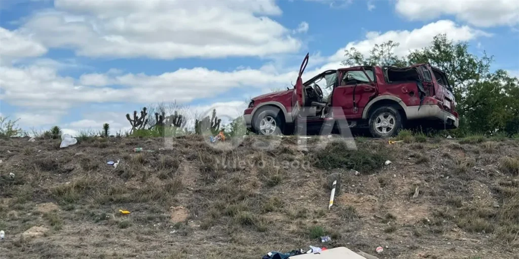 Una volcadura en Doctor Arroyo, Nuevo León, cobra la vida de dos adolescentes y deja a tres más heridos.