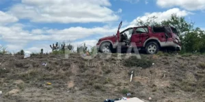Una volcadura en Doctor Arroyo, Nuevo León, cobra la vida de dos adolescentes y deja a tres más heridos.