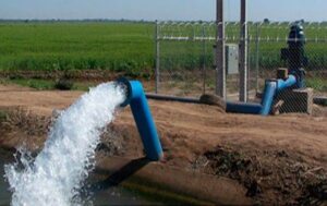 Las familias en Monterrey pagan precios exorbitantes por agua, mientras políticos con concesiones disfrutan tarifas reducidas, revelando desigualdades.