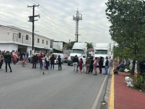 Vecinos se manifiestan en Monterrey por la falta de luz y cortan la avenida Venustiano Carranza exigiendo soluciones.