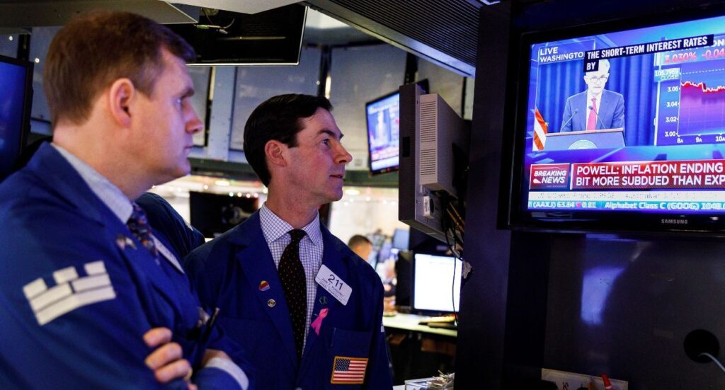 La bolsa cierra en descenso tras la tensión en Ormuz, afectando la economía en un contexto de incertidumbre.