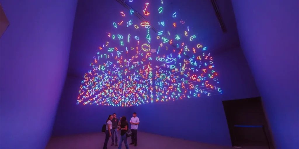 Descubre cómo Gabriel de la Mora fusiona arte contemporáneo con deseo y memoria en su nueva exposición en MARCO.