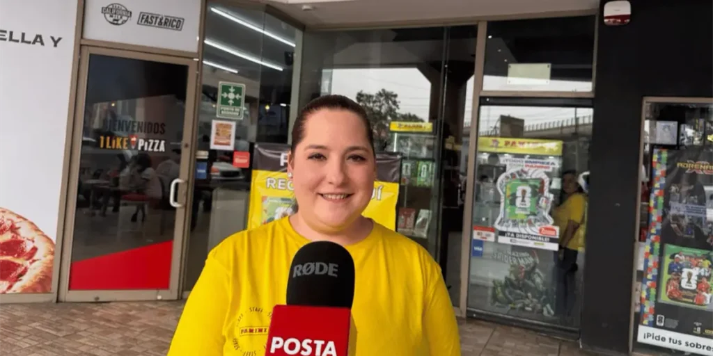 La locura por el álbum del Mundial provoca largas filas en Panini San Nicolás, donde coleccionistas buscan completar su colección.