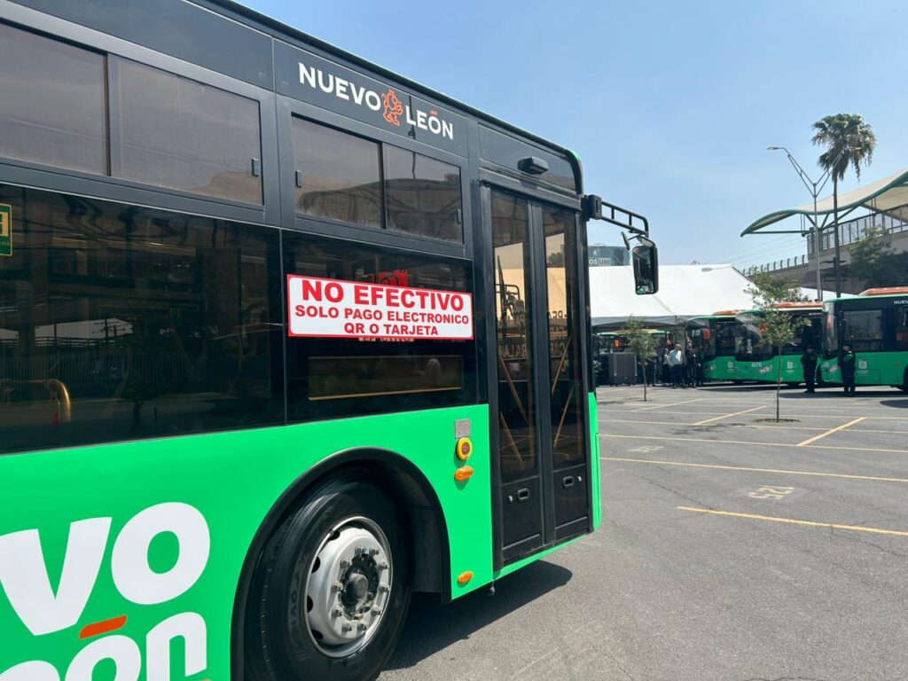 El gobierno de Nuevo León refuerza el transporte público con 21 nuevas unidades para mejorar la conectividad en la región.