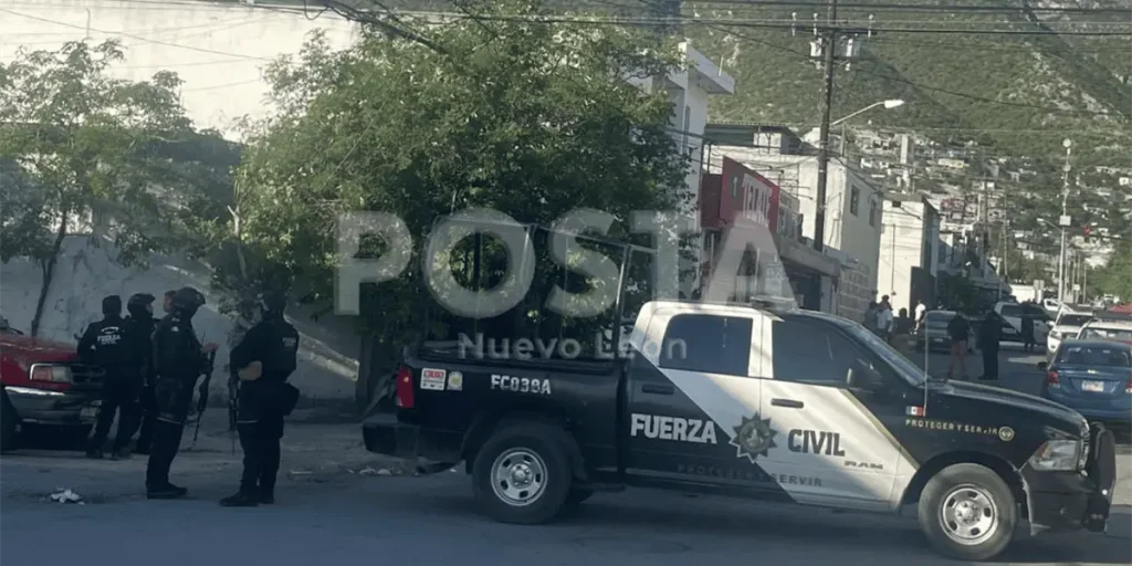 Un asalto violento en Monterrey dejó un saldo trágico de un muerto y un herido; la investigación avanza.