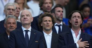 La controversia rodea a Gianni Infantino y su acceso privilegiado a los partidos del Mundial mientras los boletos son prohibitivos.