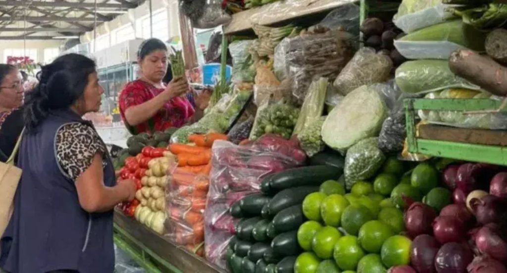 La reciente disminución de precios en Monterrey ha llevado a muchos compradores a aprovechar las ofertas en la canasta básica.