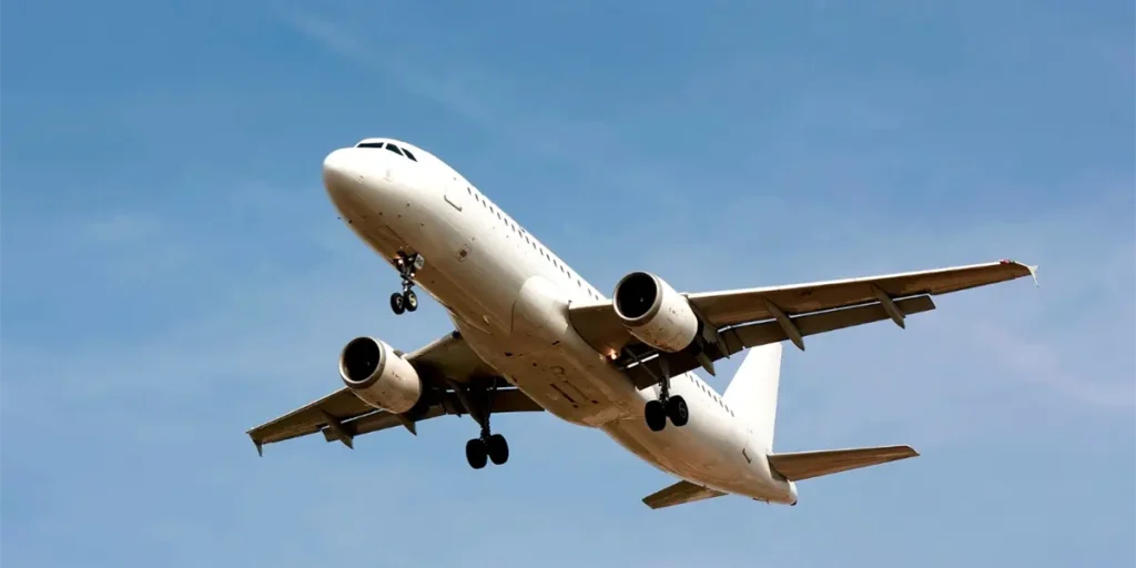 Infórmate sobre las operaciones de llegadas y salidas en el Aeropuerto de Monterrey para el 5 de junio.