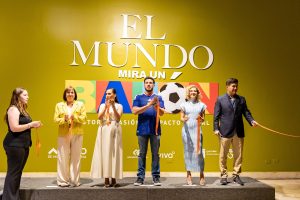La emblemática obra de Francisco Toledo se renueva junto a una nueva exposición sobre la historia del fútbol y el Mundial.