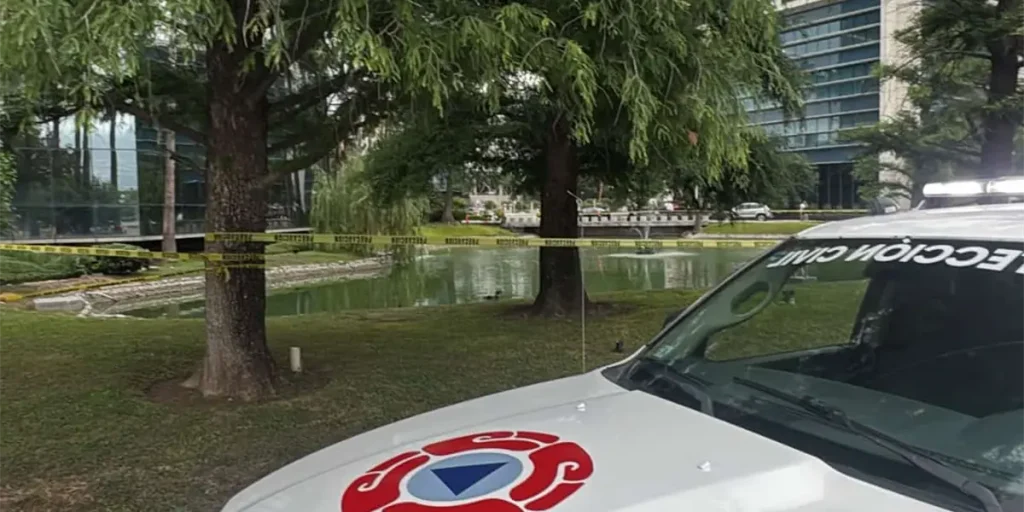 Las autoridades han encontrado a un hombre sin vida en un lago artificial en Monterrey, y están investigando el caso.