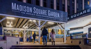 Un hombre falleció tras caer en el concierto de Madison Square Garden, donde asistía con su esposa. Detalles de este suceso.