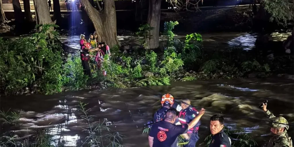 Un operativo de Protección Civil logró salvar a una familia atrapada en el río La Silla en Guadalupe. Conoce todos los detalles.