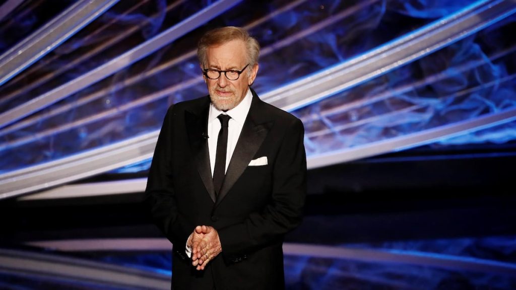 Descubre la vida y obra de Steven Spielberg, un ícono del cine con películas inolvidables como Tiburón y E.T.