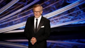 Descubre la vida y obra de Steven Spielberg, un ícono del cine con películas inolvidables como Tiburón y E.T.