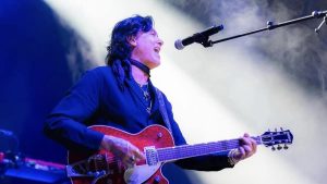 Conoce a Saúl Hernández, un referente del rock mexicano y líder indiscutible de Caifanes. Su legado musical es inigualable.