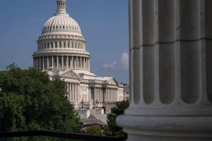 La Cámara de Representantes de EE. UU. aprueba una ley simbólica para detener las hostilidades hacia Irán con apoyo bipartidista.