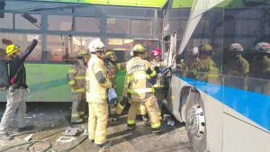 Un aparatoso accidente en Monterrey involucra un camión urbano y un autobús, causando varios heridos en el acto.