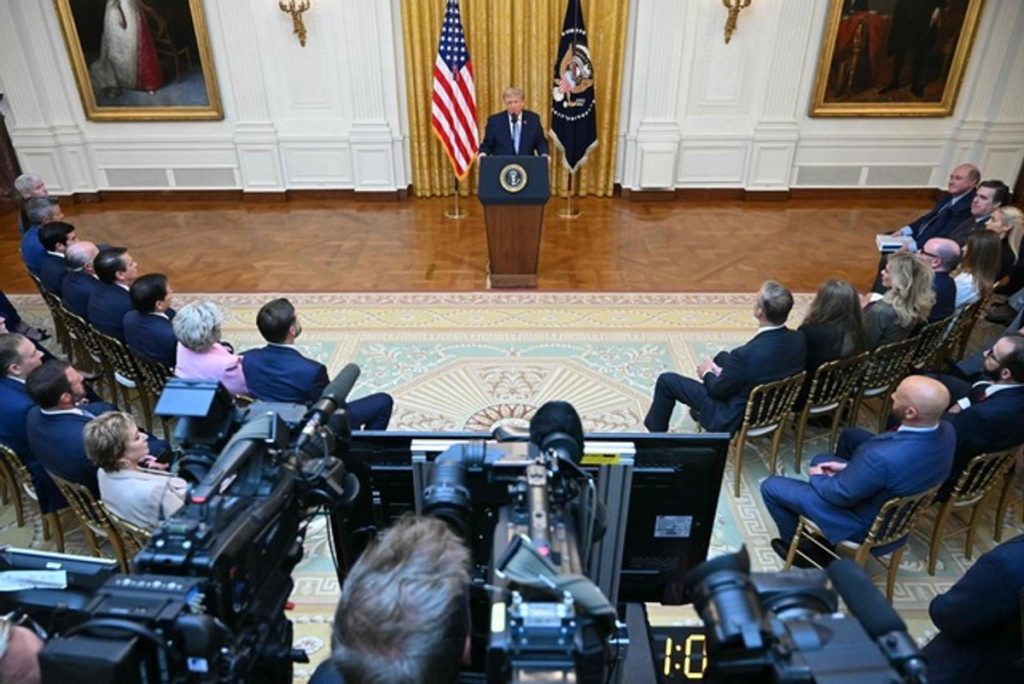 La administración Biden señala a cadenas de televisión que no transmiten los discursos de Trump, generando controversia en el medio.