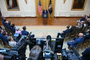 La administración Biden señala a cadenas de televisión que no transmiten los discursos de Trump, generando controversia en el medio.