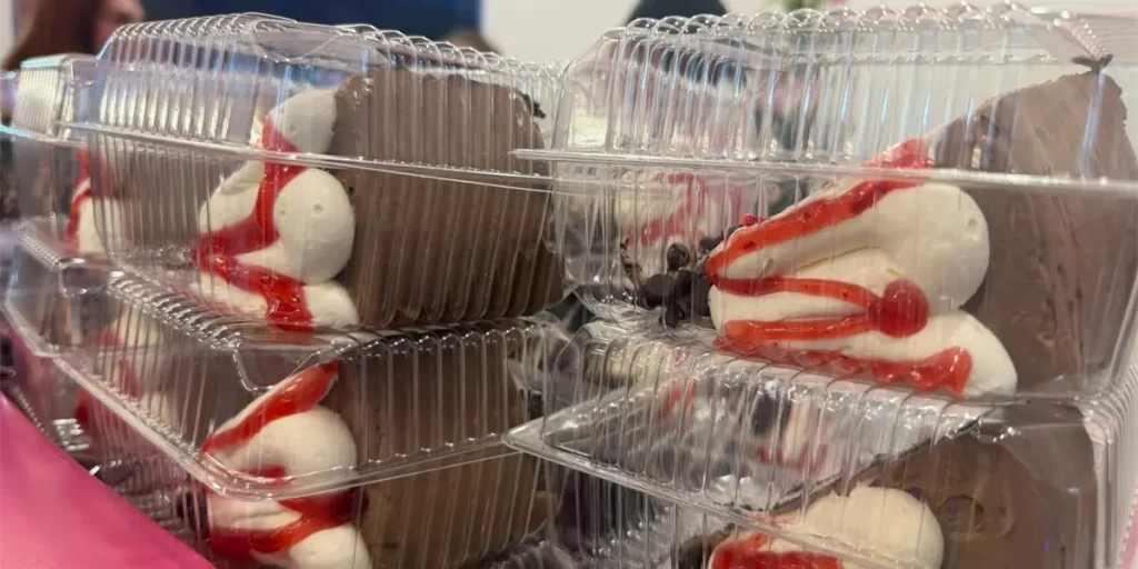 Doña Alegría agotó sus pasteles en menos de 24 horas; Poncho De Nigris también reacciona a este éxito.