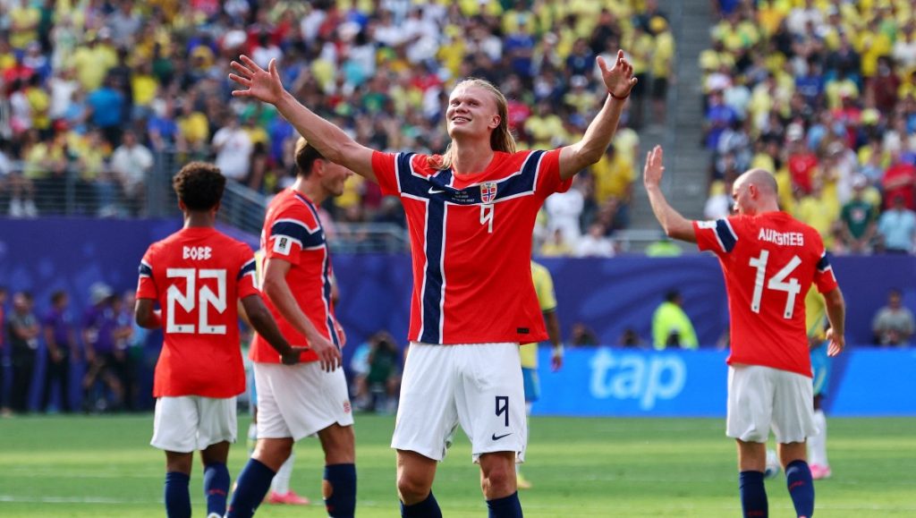 Erling Haaland se destaca no solo por su habilidad goleadora, sino también por su imponente estatura en el Mundial.