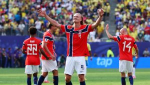 Erling Haaland se destaca no solo por su habilidad goleadora, sino también por su imponente estatura en el Mundial.