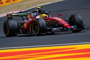 Ferrari marca la pauta en el GP de Hungría, pero Checo Pérez sufre en su Cadillac durante las prácticas.