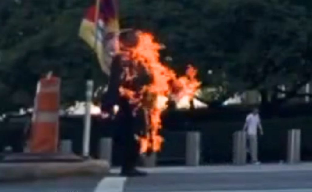 Un hombre se prendió fuego frente a la ONU en Nueva York, un evento que ha conmocionado a la sociedad.