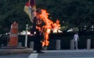 Un hombre se prendió fuego frente a la ONU en Nueva York, un evento que ha conmocionado a la sociedad.