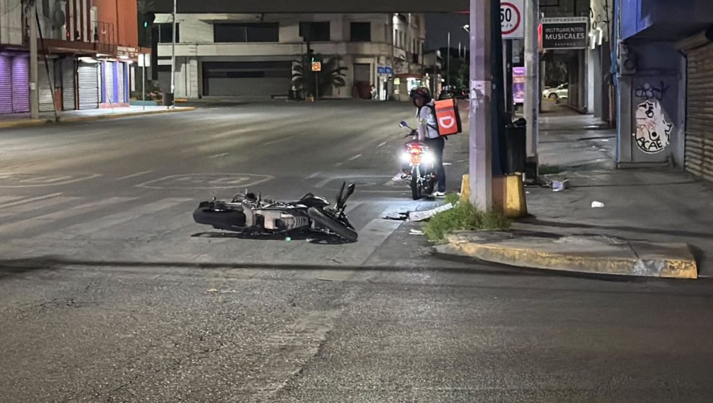 Un motociclista ebrio desata un accidente en Monterrey tras ignorar un semáforo en rojo. Conoce los detalles.