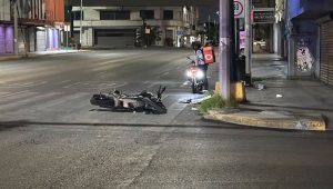 Un motociclista ebrio desata un accidente en Monterrey tras ignorar un semáforo en rojo. Conoce los detalles.