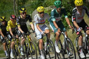 Isaac del Toro sigue destacándose en el Tour de Francia, manteniéndose firme entre los mejores del torneo.